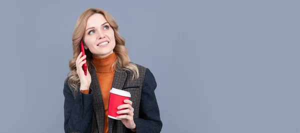 コーヒーカップを持つ女性 おしゃべり少女の携帯電話のコーヒー灰色の背景 チャットボックスを飲むの話 女性の肖像画 コピースペースと隔離されたヘッダーバナー — ストック写真