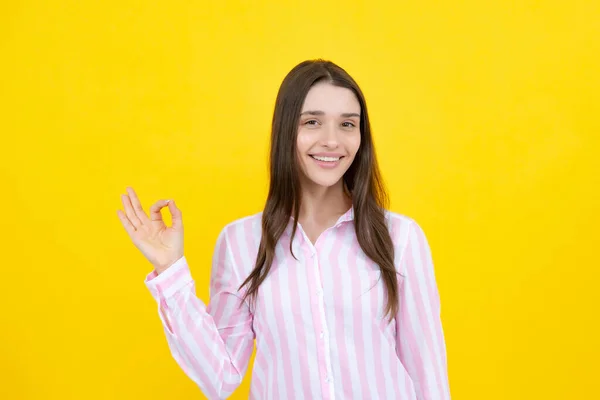 Gelukkig Glimlachend Vrouwenportret Aantrekkelijk Jong Vrij Vrolijk Meisje Met Teken — Stockfoto