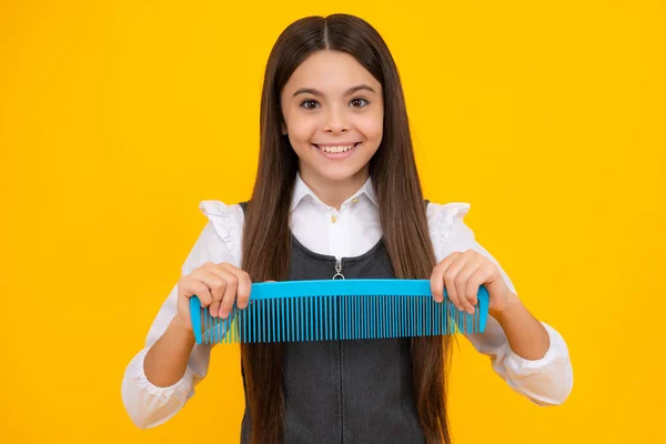 Chica Adolescente Con Cepillo Peinando Pelo Chica Teniendo Cuidado Del —  Fotos de Stock