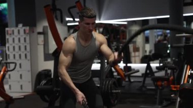 Spor salonunda halatla antrenman yapan aktif bir sporcu. Spor salonunda halatı olan bir sporcu. Spor salonundaki spor ip ekipmanlarıyla bir sporcu..