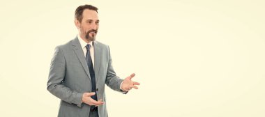 İnsan yüzü portresi, fotokopi alanı olan pankart. Takım elbiseli neşeli, olgun bir adam beyaz fotokopi odasında izole bir şekilde konuşuyor.