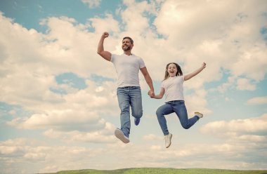 Mutlu baba ve kız gökyüzüne atlıyor. aile desteği.