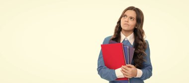 Okula dönüyorum. Çocuk çalışmaya hazır. Çocukluk gelişimi. Ödevi olan çocuk. Öğrenci pankartı. Kopya alanı olan öğrenci portresi