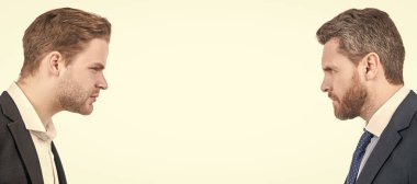 İnsan yüzü portresi, fotokopi alanı olan pankart. İş adamları yüz yüze. Anlaşmazlığa düşen erkek ortakları. İş rekabeti. İş insanlarını tartışıyorlar