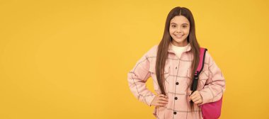 Sonbahar okulu. Mutlu kız pembe kareli gömlek giyiyor okul çantası taşıyor. Liseli kız öğrenci pankartı. Kopya alanı olan öğrenci portresi