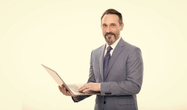 Programcı bilgisayar kullansın. Neşeli menajer. Çevik iş. Profesyonel ağ yöneticisi bilgisayarı tutuyor. Modern kablosuz bilgisayarı olan patron. İnternette çalışan olgun bir iş adamı. iş başarısı.