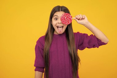 Şekerli lolipoplu çocuk. Şeker yemeyi bırak, şeker bağımlılığı. Genç diş bakımı, tatlıya düşkünlük.