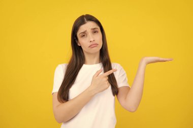 Kadın fotokopi alanını işaret ediyor, kopyalama alanını gösteriyor. Promosyon, reklam içerikli jest gösteren kız, elle tavsiye edilen ürünü işaret ediyor. İzole edilmiş arkaplan