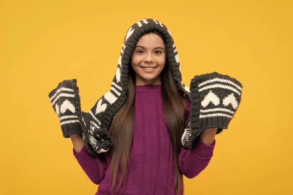 Kind Draagt Warme Kleren Gele Achtergrond Kinderen Winter Mode Schoonheid — Stockfoto