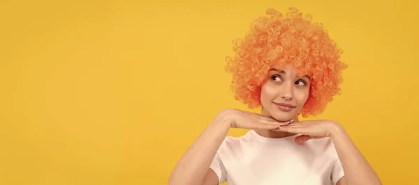 Χαριτωμένο Αστείο Κορίτσι Φανταχτερό Βλέμμα Φορώντας Πορτοκαλί Περούκα Μαλλιών Κίτρινο — Φωτογραφία Αρχείου