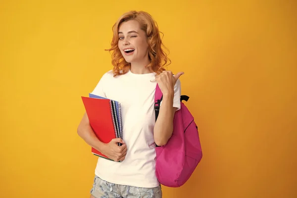 Portret Uśmiechniętej Studentki Plecaku Koszulą Notatnikami Edukacja Koledżu Uniwersyteckim Liceum — Zdjęcie stockowe