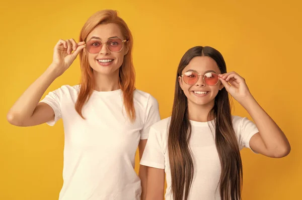 Retrato Familiar Sonriente Mujer Soltera Madre Niño Gafas Moda — Foto de Stock