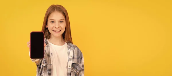 Niño Feliz Presentando Producto Pantalla Del Teléfono Inteligente Moderno Para —  Fotos de Stock