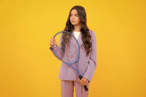 Adolescente Tenista Menina Segurar Raquete Tênis Sobre Fundo Amarelo Isolado — Fotografia de Stock