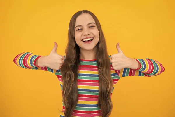 Miúda Anos Fazer Gestos Menina Adolescente Alegre Mostrando Polegares Para — Fotografia de Stock