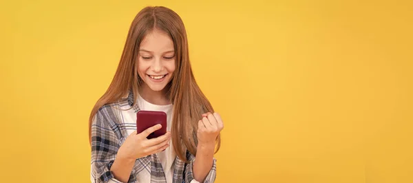 快乐的少女在网上聊天 学校博客 现代通信技术 带有电话的儿童肖像 横向海报 带有复制空间的横幅 — 图库照片