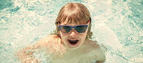 プールで泳ぐガラスの幸せな子供の男の子夏休み 水平ポスターデザイン Webバナーヘッダー コピースペース — ストック写真