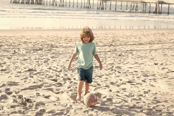 Szczęśliwy Dziecko Grać Piłkę Nożną Plaży Letnie Wakacje — Zdjęcie stockowe