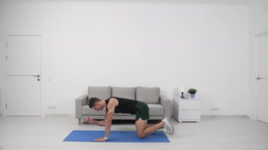 Evde erkek sporcu dengesi eğitimi. Erkek sporcu denge sporu eğitimi alıyor. Sporcu adam antrenman dengesi. Sporcuların ev sporu eğitimi denge egzersizi yapar..