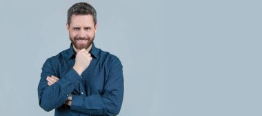 Gülümsemen kadar kendine özgü. Mutlu menajer gri arka planda gülümser. Ağız temizliği. Diş sağlığı. İnsan yüzü portresi, kopyalama alanı olan pankart