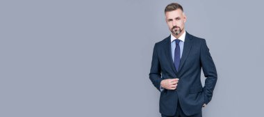 İnsan yüzü portresi, fotokopi alanı olan pankart. Görünüşü harika. Girişimci ya da yönetici. Erkek resmi moda. Profesyonel traşsız ceo