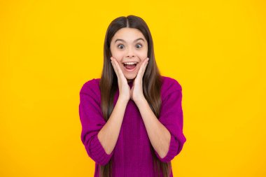 Heyecanlı bir yüz. Şaşırtıcı bir ifade, neşeli ve mutlu. Başarılı genç kız portresi. Güzel beyaz ergen bağırıyor, başarıyı sevinçle kutluyor.