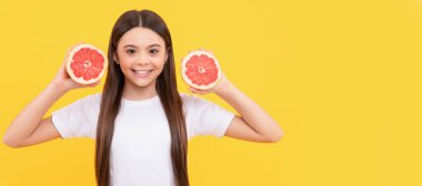 Greyfurtlu genç kız. Vitamin ve diyet. Çocuk sağlıklı yiyecekler yiyor. Greyfurt portakallı çocuk portresi, yatay poster. Kopyalama alanı olan başlık