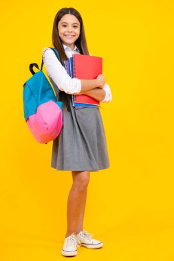 12, 13, 14 yaşlarında kitap ve defter tutan bir kız çocuğu. Tecrit edilmiş bir geçmişi olan genç bir kız öğrenci. Öğrenim ve bilgi eğitim kavramı