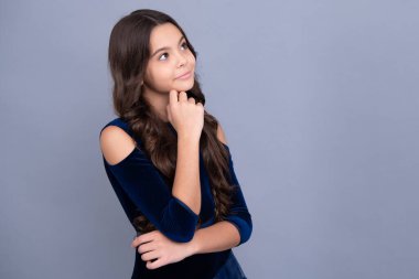 Mutlu yüz, pozitif ve gülümseyen genç kız duyguları. Tecrit edilmiş genç ve tatlı bir kız. Güzel bir çocuğun stüdyo portresi