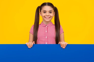 Genç kız bilgilendirme için boş bir yer tutuyor. Reklam ve satış. Piyasalar ve dükkanlar satış konsepti, fotokopi alanı için boş tahta. Genç kızın mutlu ve gülümseyen duyguları