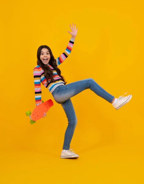 Adolescent Incroyable Belle Mode Jeune Adolescente Posant Avec Skateboard Mode — Photo