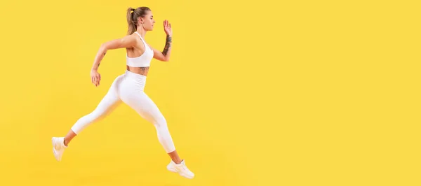 在黄色背景下跑步的女运动员 女子跳着跑着的横幅与模拟的复制空间 — 图库照片