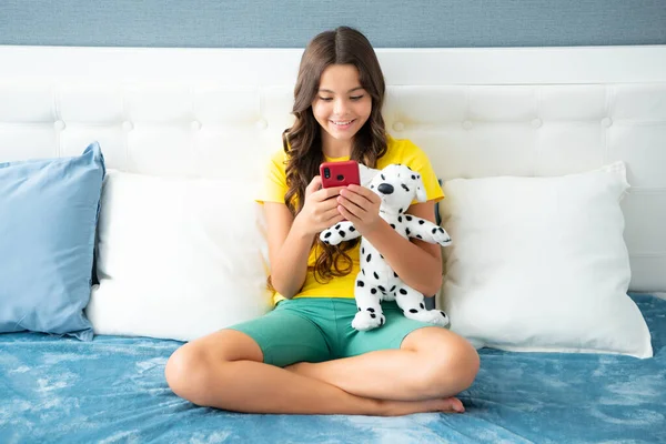 Chica Adolescente Relajarse Cama Casa Usando Teléfono Navegar Por Internet — Foto de Stock