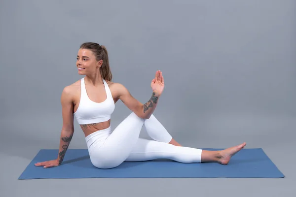 Full Length Fitnessvrouw Witte Sportkleding Zittend Gymmat Yoga Oefenend Geïsoleerd — Stockfoto