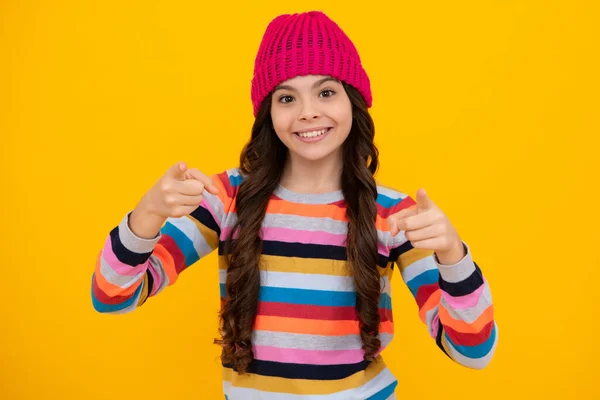 Ragazza Adolescente Moderna Che Indossa Maglione Cappello Maglia Sfondo Giallo — Foto Stock