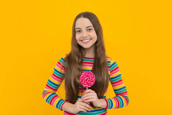 Gadis Remaja Dengan Permen Karamel Tongkat Kecanduan Gula Manis Anak — Stok Foto