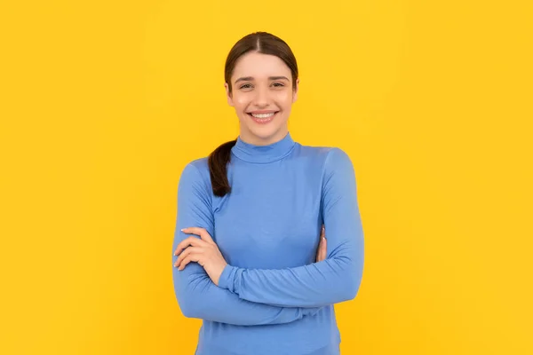 Sarı Arka Planda Gülen Kadın Portresi Mutluluk — Stok fotoğraf