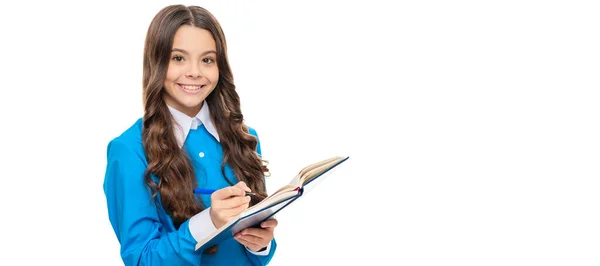 教育を受けなさい 幸せな子供は書くことで宿題をする 女子学生の肖像画 スタジオバナーヘッダー 学校の子供の顔 コピースペース — ストック写真