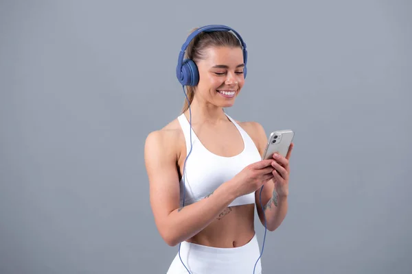 Fille Sportive Avec Casque Choisir Musique Pour Sport Corps Complet — Photo