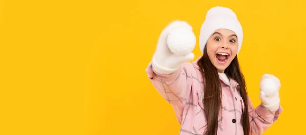 打雪球 冬季活动 戴帽子的孩子很惊讶 戴着装饰球带手套的少女 圣诞小女孩的横幅 带复制空间的工作室小孩冬季肖像 — 图库照片