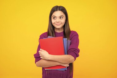 Komik surat. Kitaplarla izole edilmiş stüdyo geçmişi olan liseli kız.