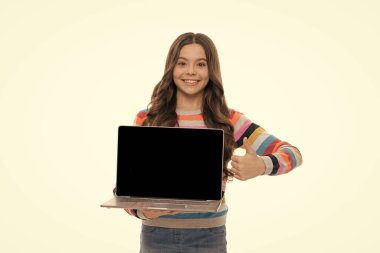 Mutlu çocuk çevrimiçi eğitim okuyor bilgisayar kopyalama ekranında sunum yapıyor, başparmağınızı kaldırın.