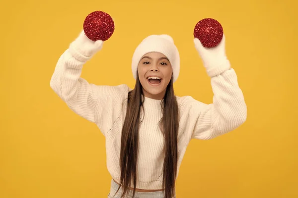 Κατάπληκτος Έφηβος Κορίτσι Ιόν Καπέλο Χειμώνα Και Γάντια Κατέχουν Διακοσμητικά — Φωτογραφία Αρχείου