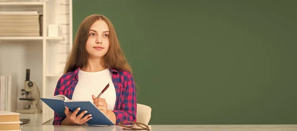 Akıllı Genç Kız Çalışmaya Hazır Çocuk Ödevlerini Kitapla Yapıyor Öğrenci — Stok fotoğraf