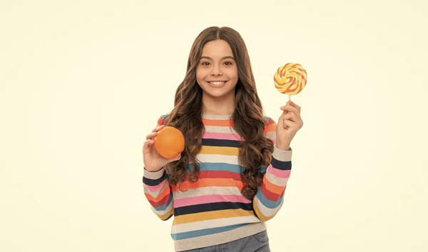 Gelukkig Kind Kleurrijke Trui Met Oranje Fruit Lolly Geïsoleerd Wit — Stockfoto