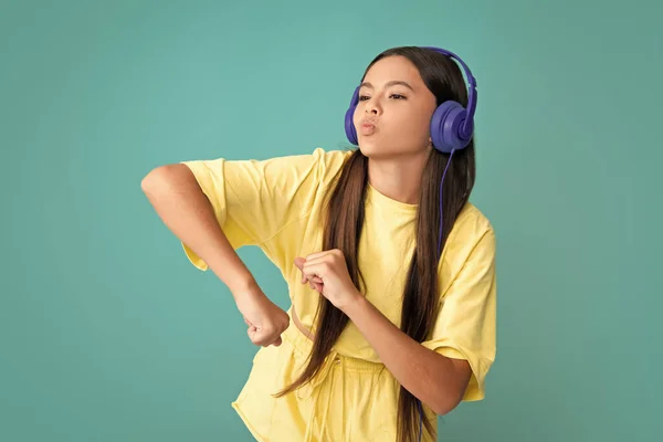 Cara Engraçada Adolescente Fones Ouvido Sem Fio Modernos Desfrutando Música — Fotografia de Stock