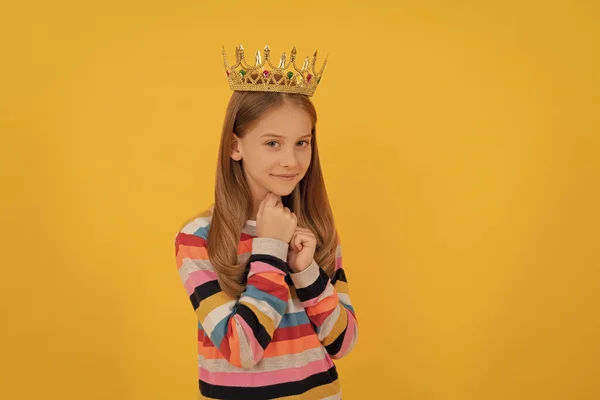 Sorrindo Adolescente Criança Rainha Coroa Fundo Amarelo — Fotografia de Stock