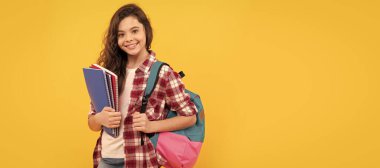 Lisede bir gün. Not defteri ve sırt çantası olan bir kız öğrenci. Okula dönüyorum. Genç kız çalışmaya hazır. Liseli kız öğrenci pankartı. Kopya alanı olan öğrenci portresi