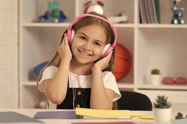 Dziecko Uśmiech Słuchać Muzyki Słuchawkach Klasie Szkolnej — Zdjęcie stockowe
