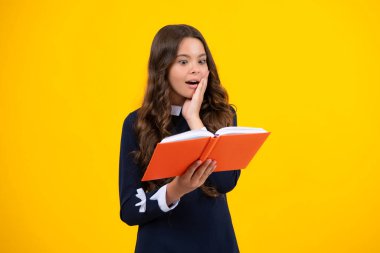Genç kız öğrenci kitapları, not defterleri, sarı arka planda izole edilmiş, kopyalama alanı. Okula dönüş, gençlik yaşam tarzı, eğitim ve bilgi. Genç bir kızın şaşırmış duyguları.
